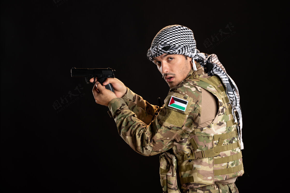 军人制服巴勒斯坦士兵把枪对准一堵黑墙男性瞄准肖像