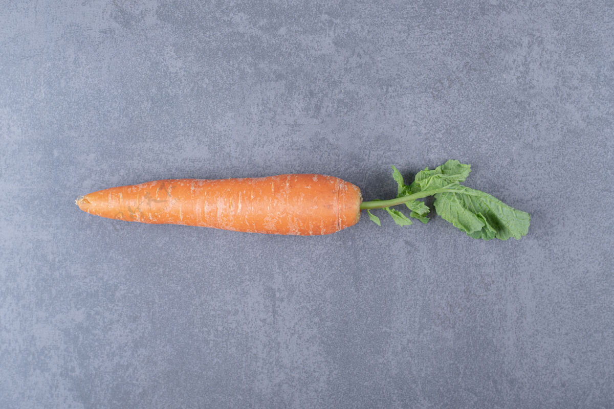 美味成熟的有机胡萝卜 放在大理石表面美味农业营养