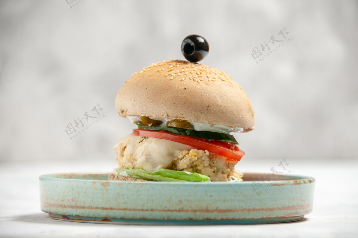 污渍特写镜头自制美味三明治与黑橄榄板上染色白色表面与自由空间午餐小吃橄榄