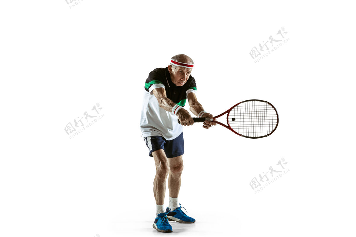 人穿运动服打网球的高级男士在白色背景下孤立地打网球身材魁梧的白人男模保持活跃和运动运动的概念 活动 运动 健康广告空间 广告教练健康乐趣