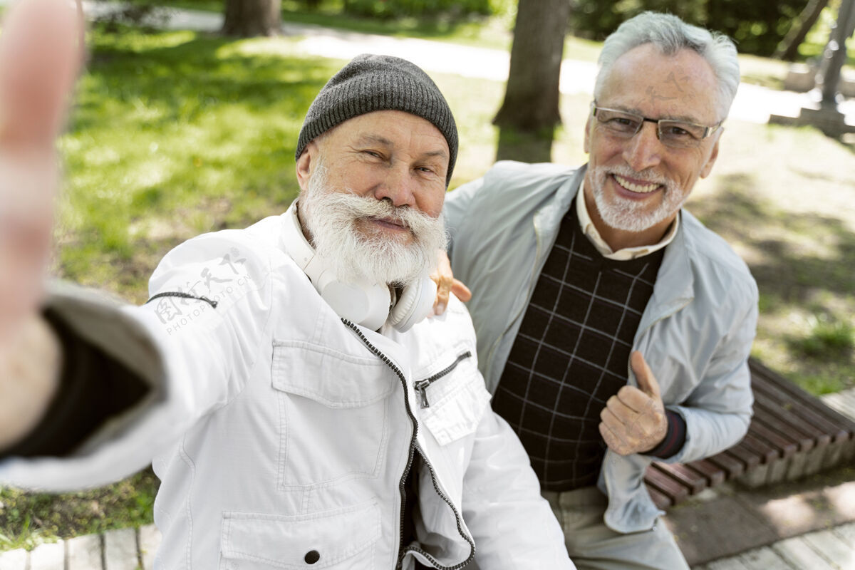 退休中枪男子自拍老年人城市中镜头