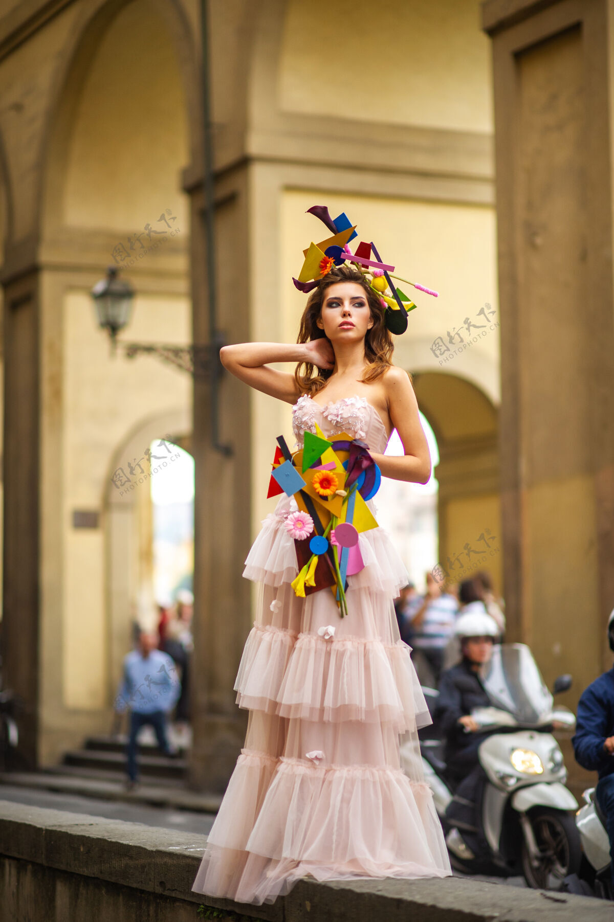 欧式在意大利佛罗伦萨的戈罗瓦 一位穿着粉色婚纱 带着不寻常花束和装饰的新娘花束女士景观