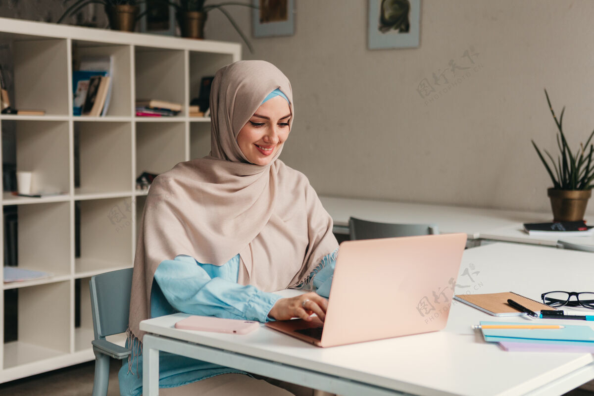 传统年轻漂亮的现代穆斯林妇女戴着头巾在办公室的笔记本电脑上工作 教育在线通信办公桌阿拉伯语