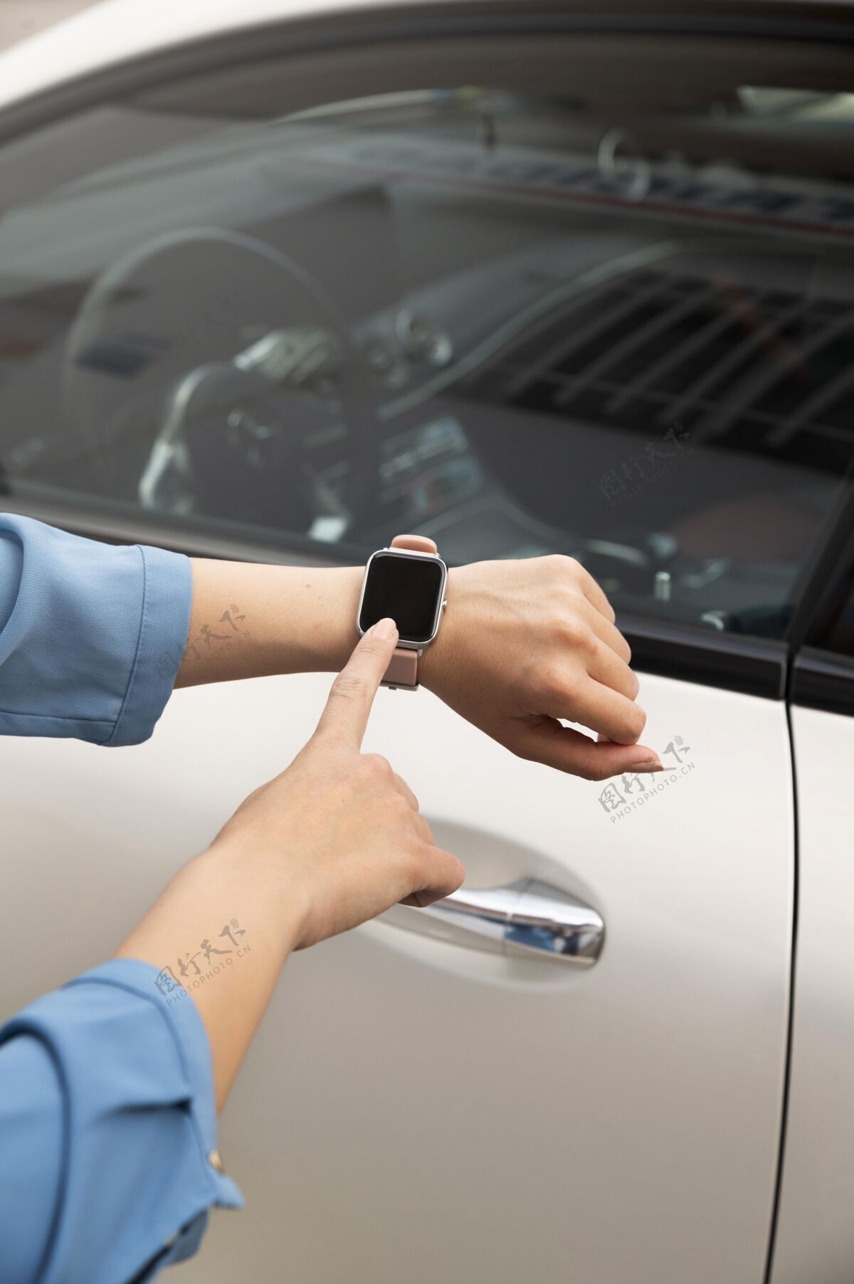 科技特写手使用？智能手表解锁汽车生活方式室内自动化