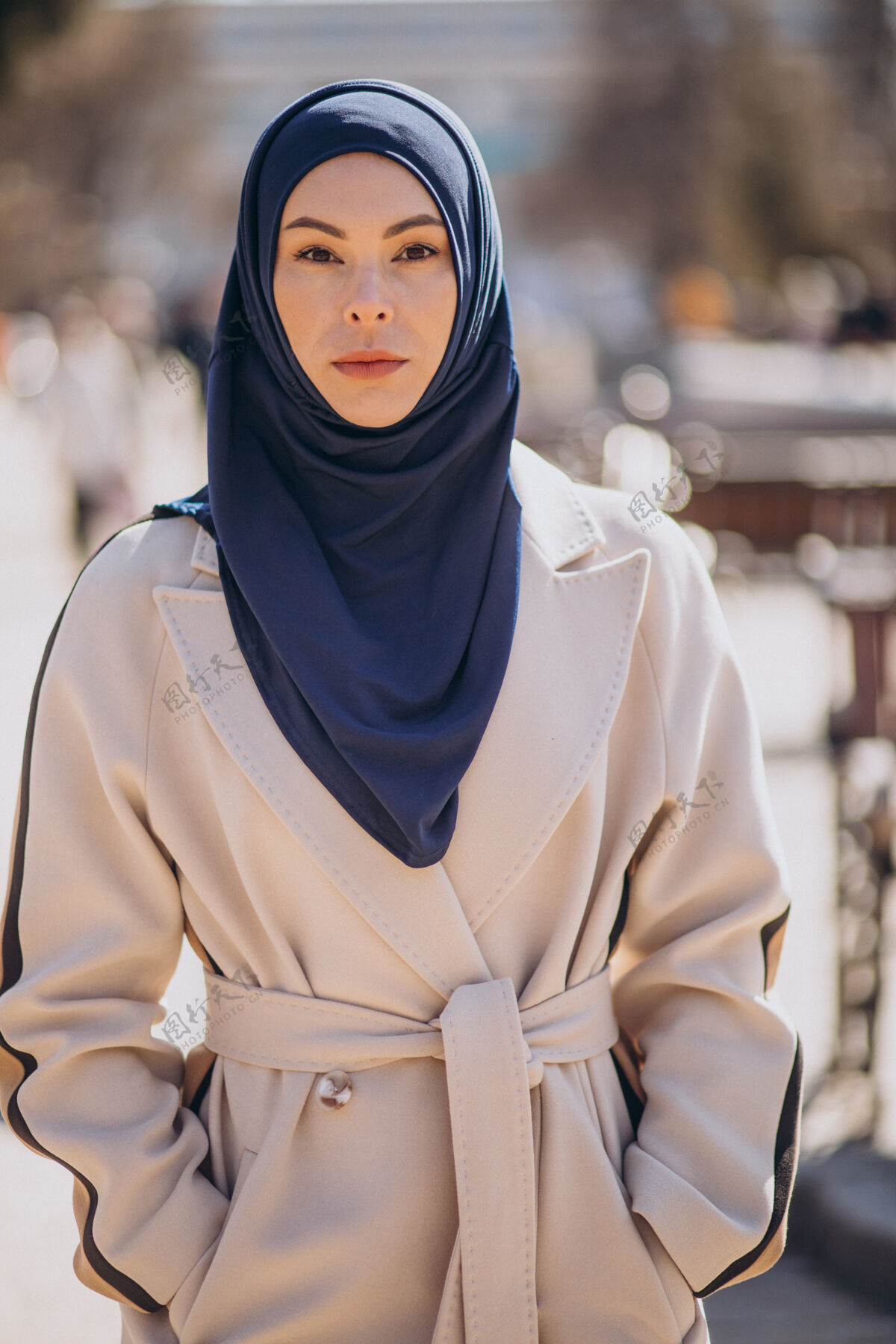 阿拉伯语现代穆斯林妇女戴头巾走在街上年轻女子女人民族