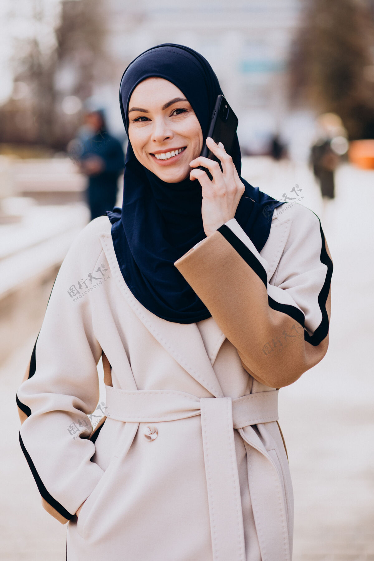 女商人现代穆斯林妇女在打电话头巾民族传统