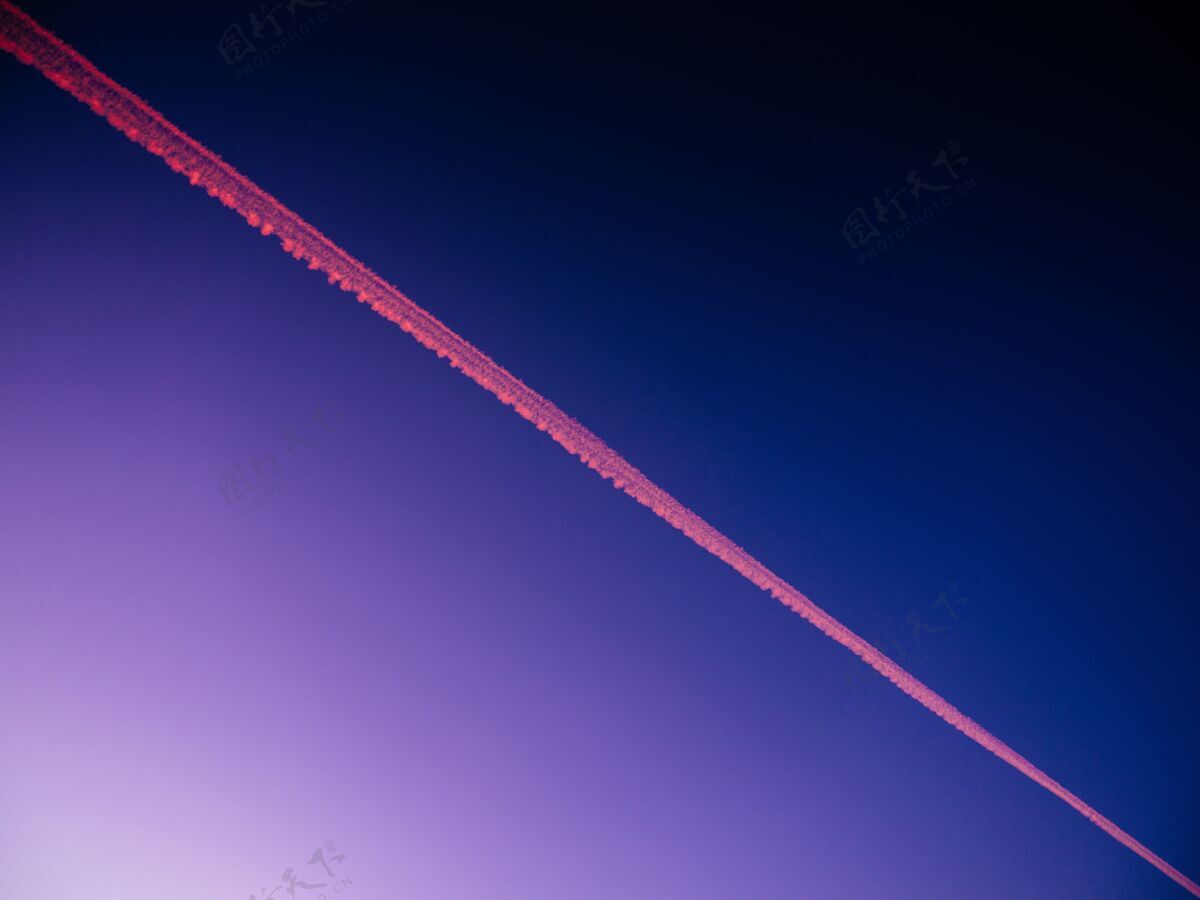 轨道晚上在蓝天上俯瞰飞机跑道-非常适合作为背景低角度天空颜色