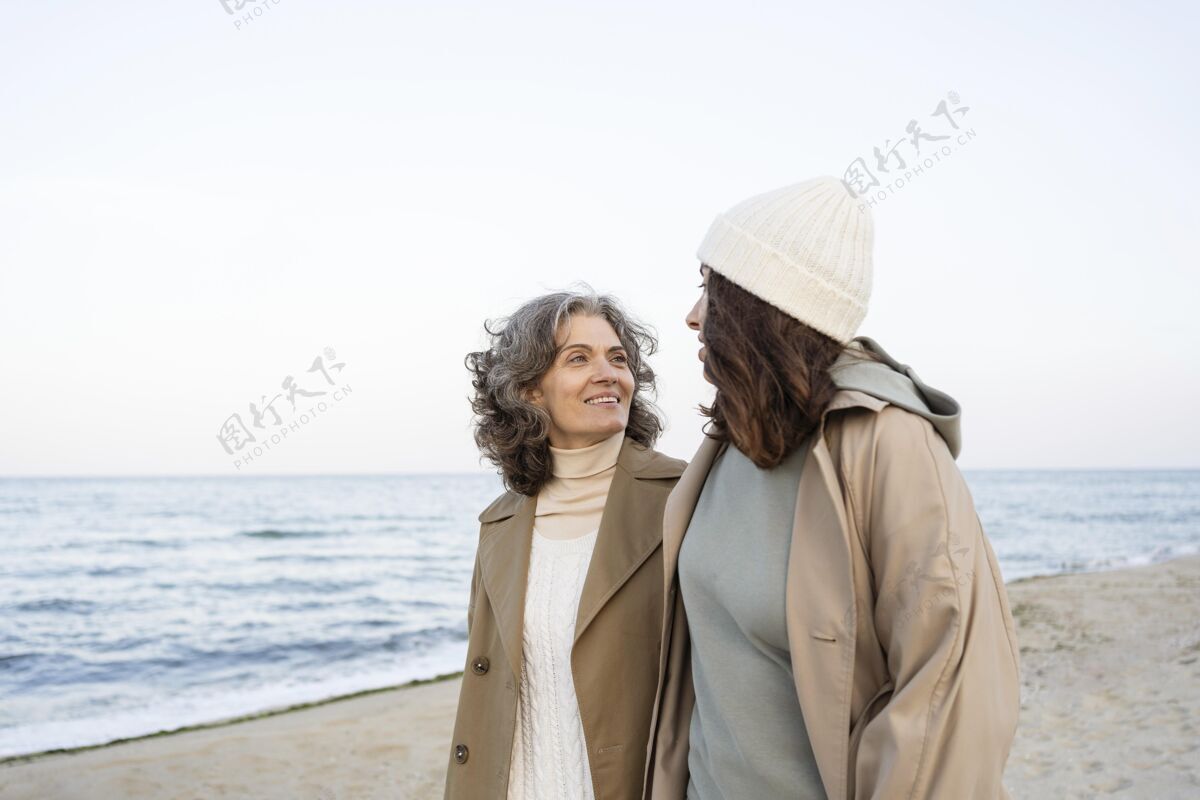外面母女俩一起在沙滩上度过时光女人在一起女人