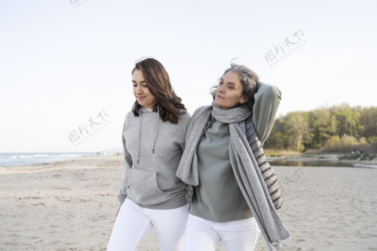 在一起母女俩一起在沙滩上散步女儿妈妈水平