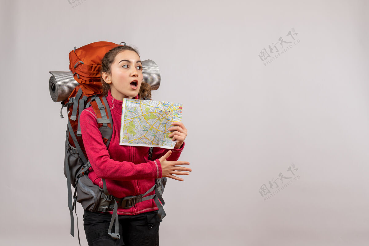 冒险正面图：年轻的旅行者背着大背包 拿着地图 手牵着手旅游旅游人
