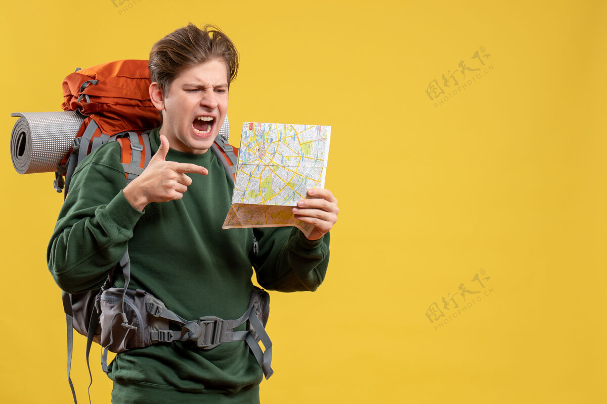 旅游正面图年轻男性手持地图准备远足旅游徒步旅行旅游