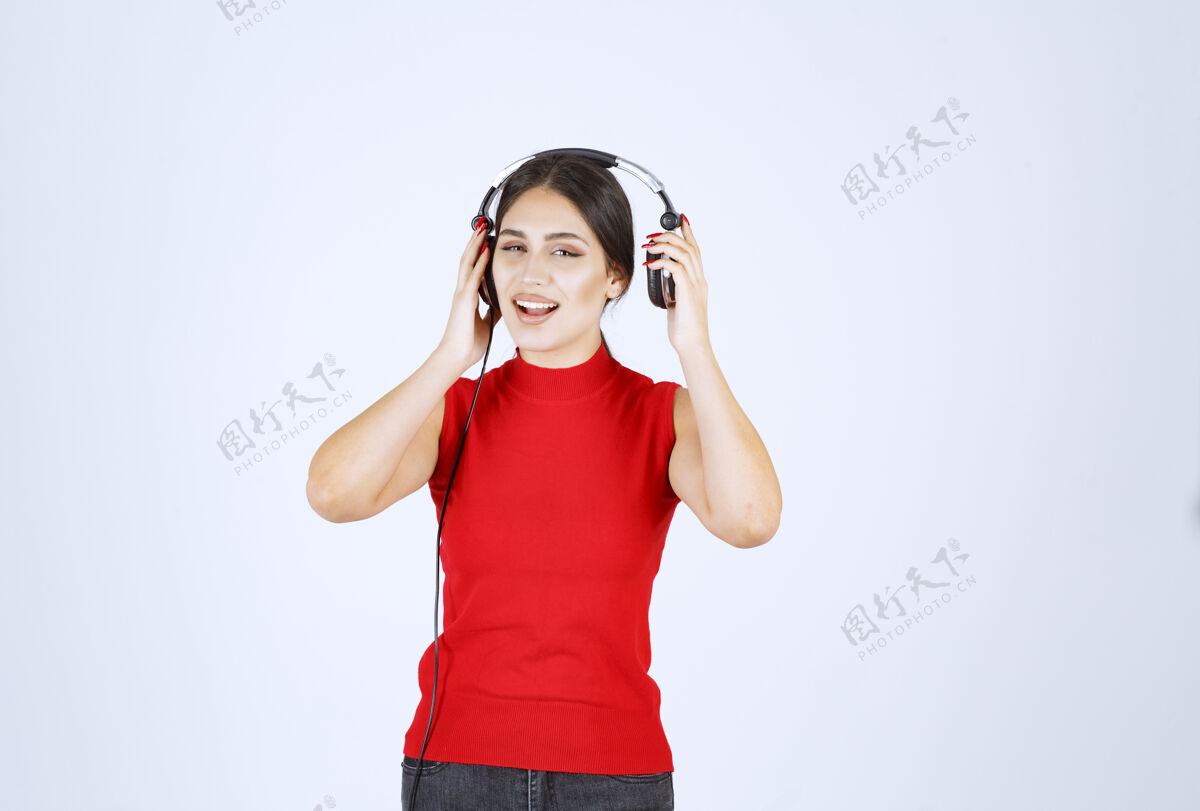 年轻人Dj带着耳机拿出一只耳朵好好听模特音乐工人