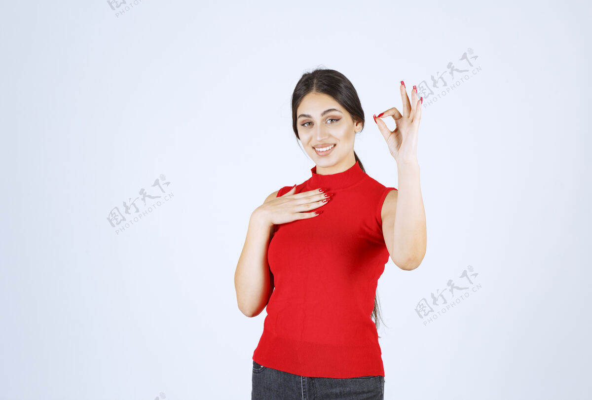 职员穿红衬衫的女孩指着自己人类姿势自我