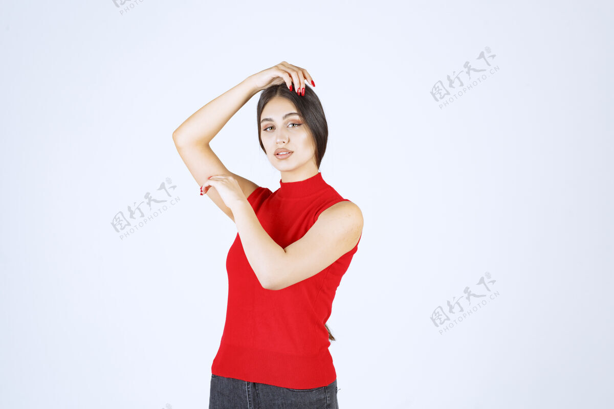 工人穿红衬衫的女孩摆出中性 积极和吸引人的姿势员工姿势人类