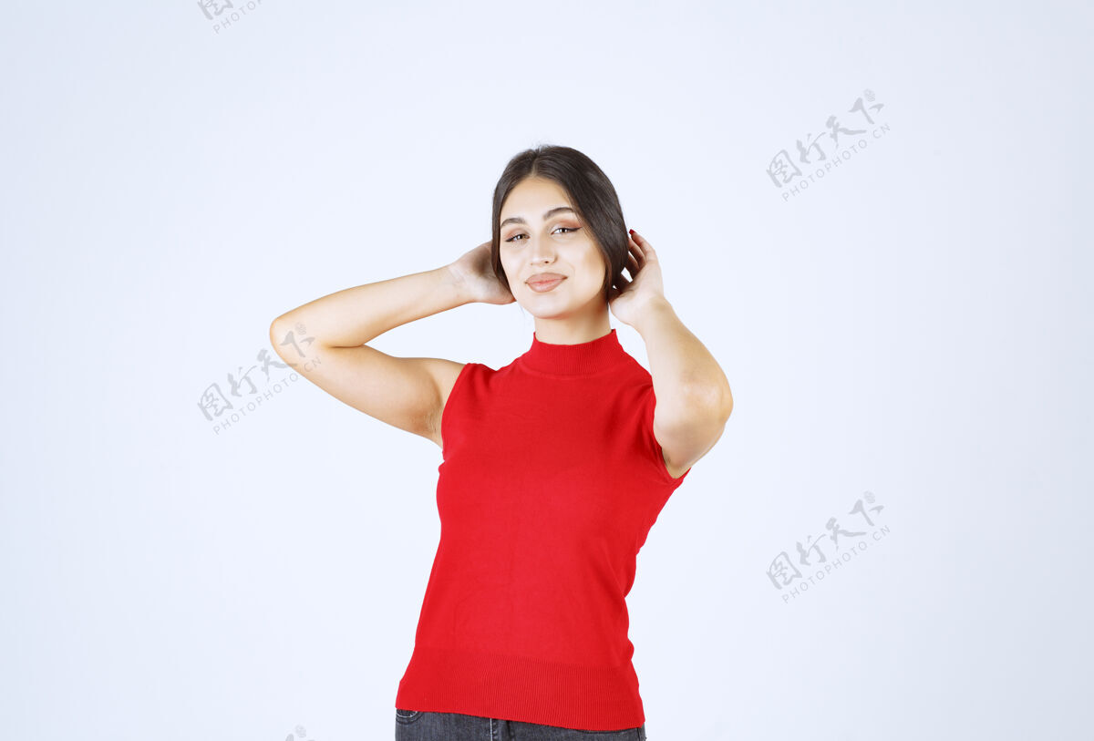 浪漫穿红衬衫的女孩摆出可爱诱人的姿势年轻年轻吸引力