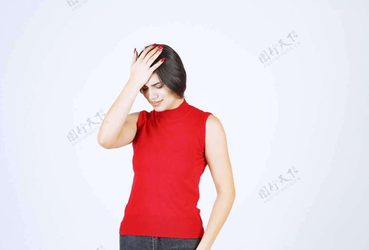 人穿红衬衫的女孩看起来既紧张又紧张随意害怕女人