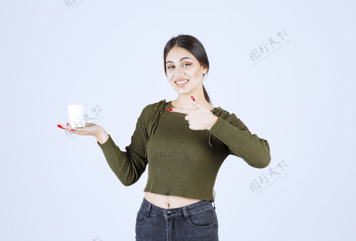 休闲黑发女人拿着塑料杯指着它女孩成人黑发