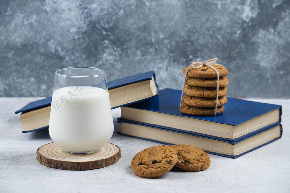 早餐在木板上放一杯牛奶和巧克力饼干美味木头杯子