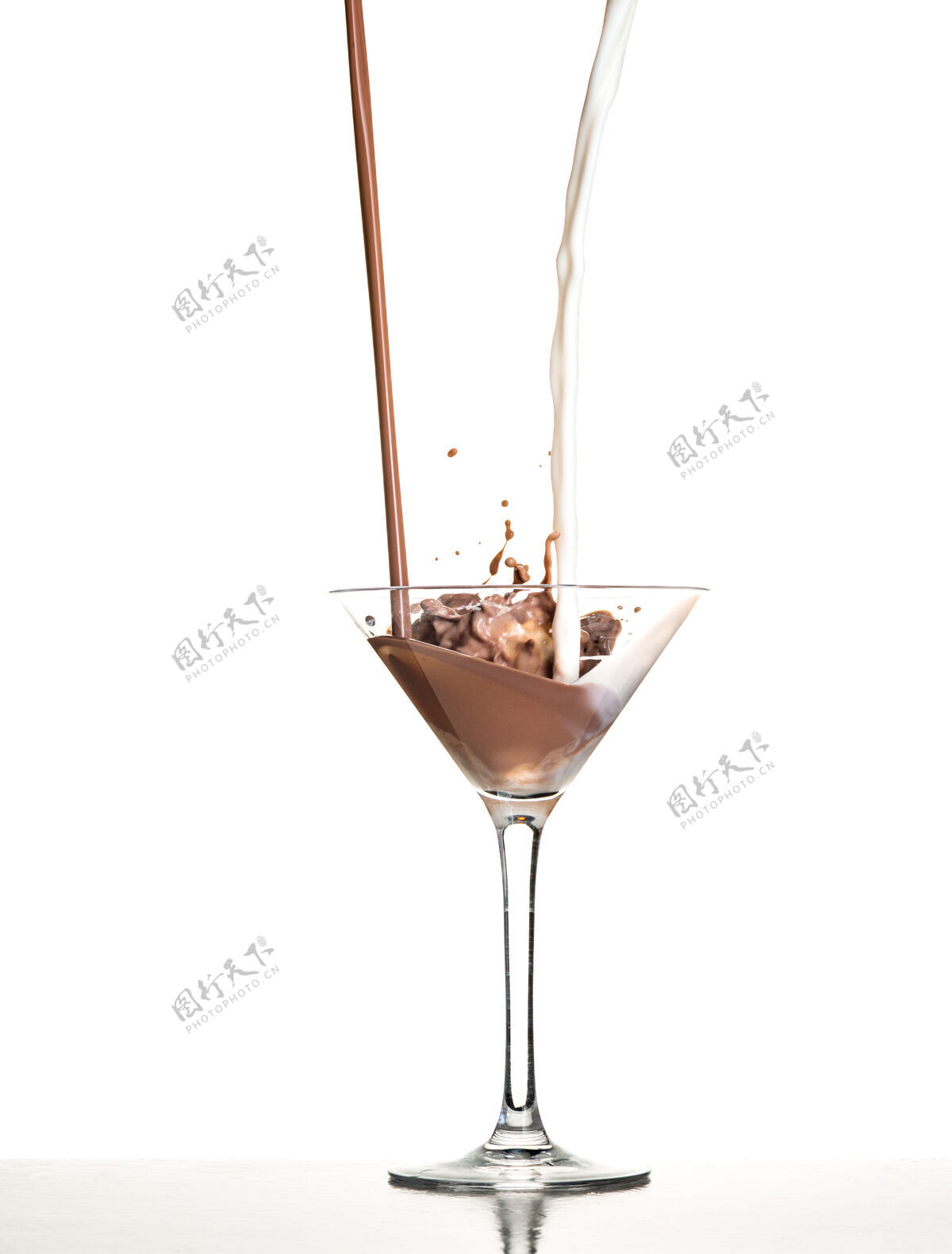 牛奶微距拍摄与热巧克力落在玻璃白在工作室巧克力奶昔食物