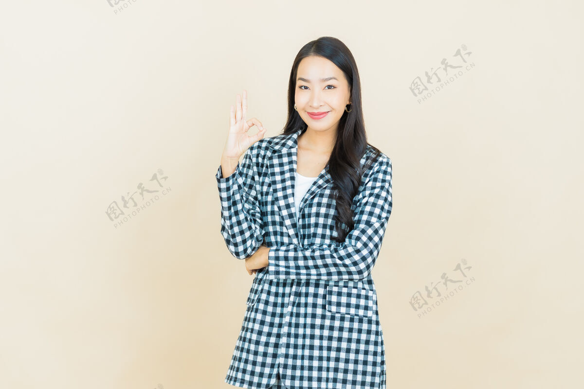 成人肖像美丽的亚洲年轻女子微笑着行动米色中国人女人黑发