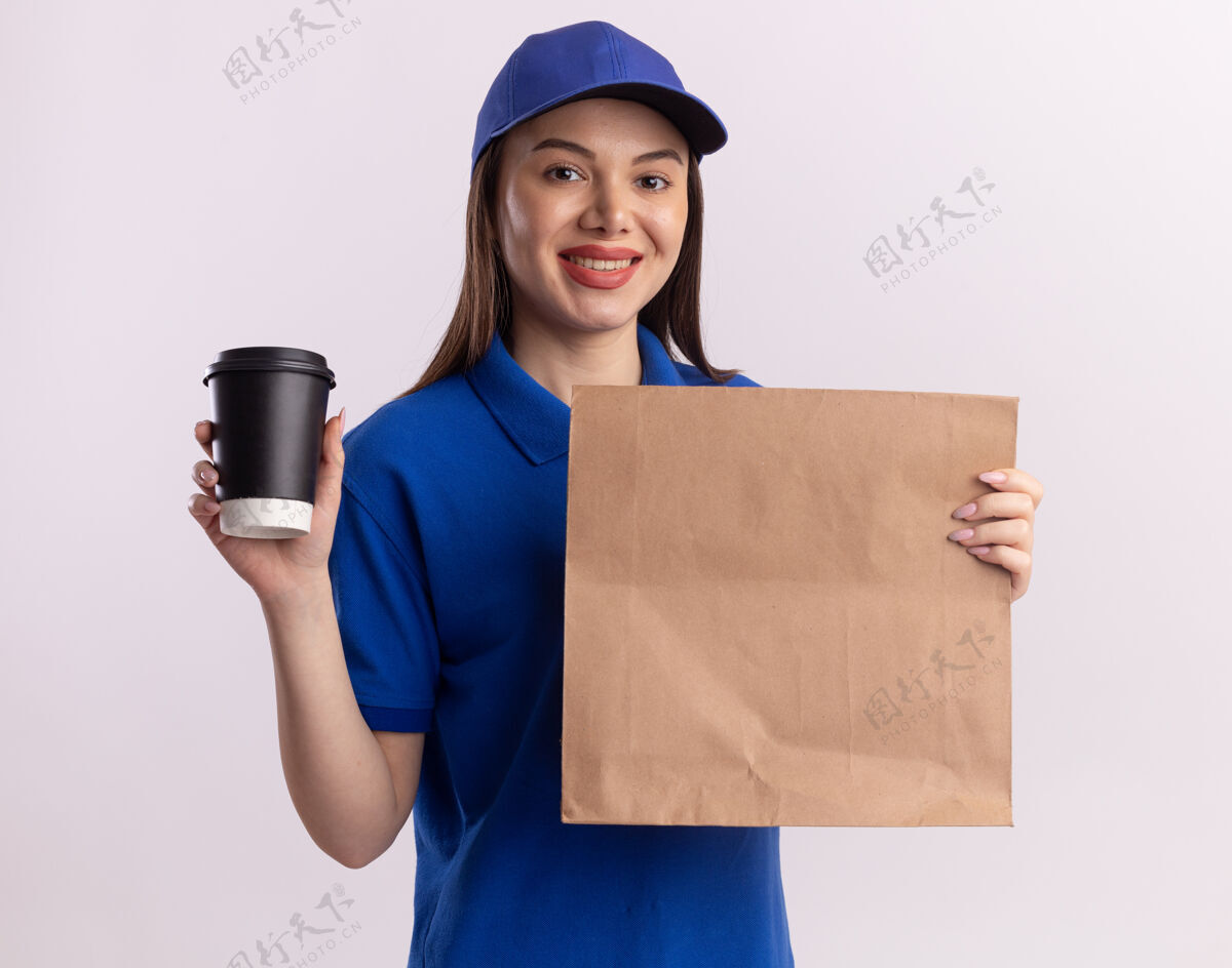 纸一个穿着制服 面带微笑的漂亮送货员手里拿着纸包和纸杯包装微笑制服