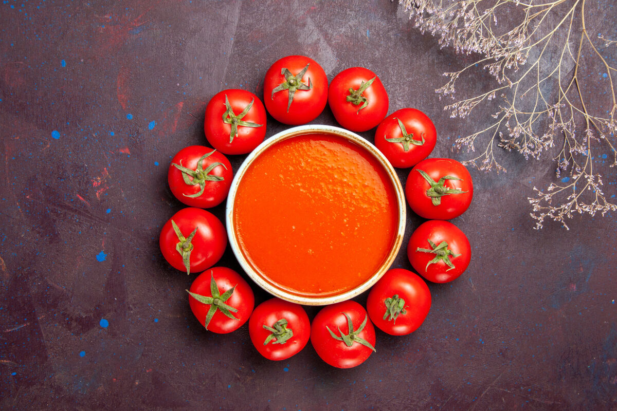 汤俯瞰美味的西红柿汤与新鲜的红色西红柿在一个黑暗的背景西红柿汤晚餐菜容器桶晚餐