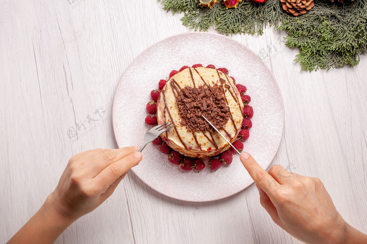 观点俯瞰美味的薄煎饼和草莓在一个浅白的桌子上馅饼水果饼干甜浆果蛋糕螃蟹甲壳类动物食物
