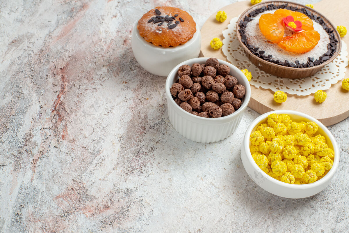 糖果俯瞰美味的巧克力甜点与橘子和糖果的白色背景奶油饼干蛋糕水果甜点风景碗晚餐