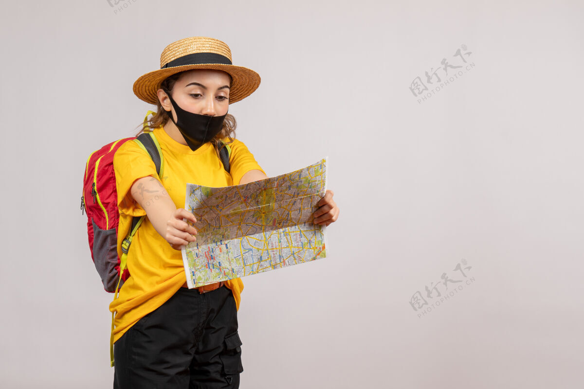 旅游正面图年轻的旅行者背着背包看地图旅行者女人旅游