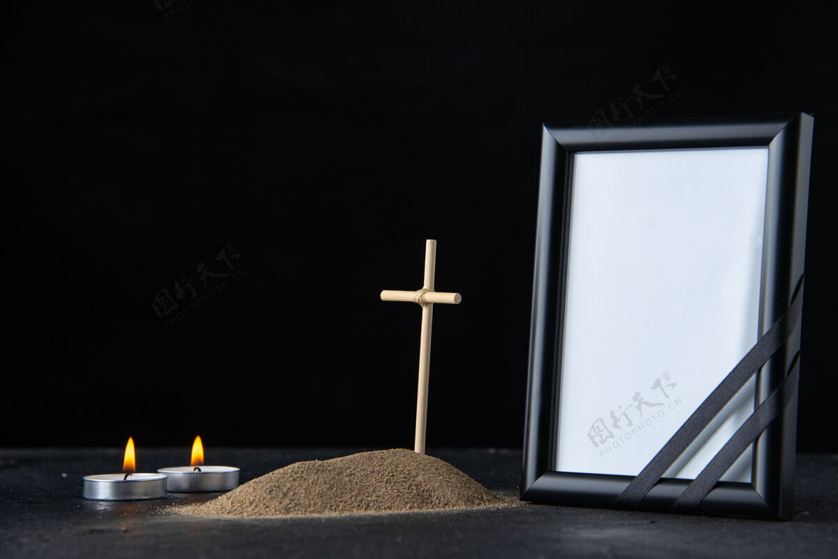 相框带十字架和相框的小坟墓的正面图 在黑暗中黑暗空白死亡