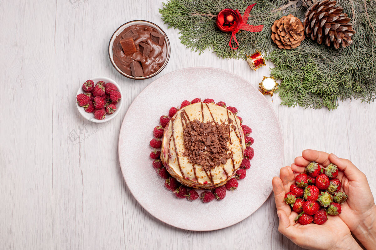 甜点俯瞰美味的薄煎饼与草莓上的白色书桌浆果派水果甜蛋糕饼干食物浆果盘子