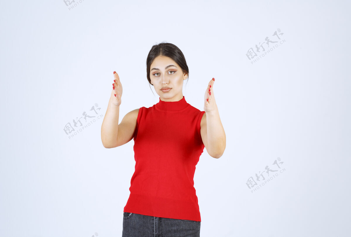 人穿红衬衫的女孩展示了一个物体的尺寸宽度女工人