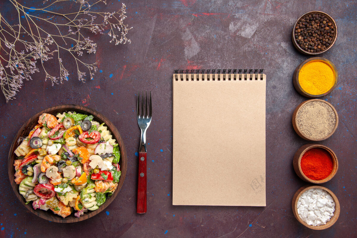 古代俯瞰美味的蔬菜沙拉与不同的调味品在黑暗的桌子上健康饮食蔬菜沙拉午餐桌子沙拉顶部
