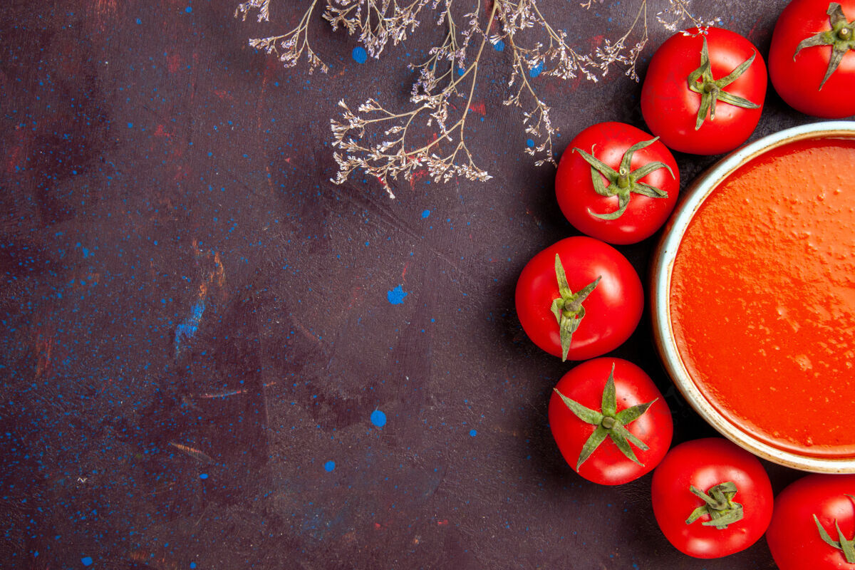 番茄顶视图美味的西红柿汤用新鲜的红色西红柿圈在深色背景上西红柿汤餐酱香草蔬菜成熟