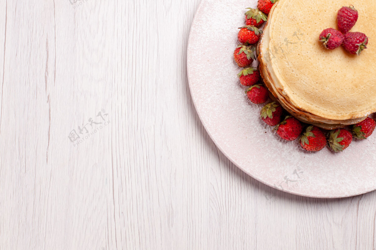 草莓俯瞰美味的薄煎饼 白底鲜红草莓水果馅饼蛋糕浆果饼干糖甜蛋糕新鲜盘子