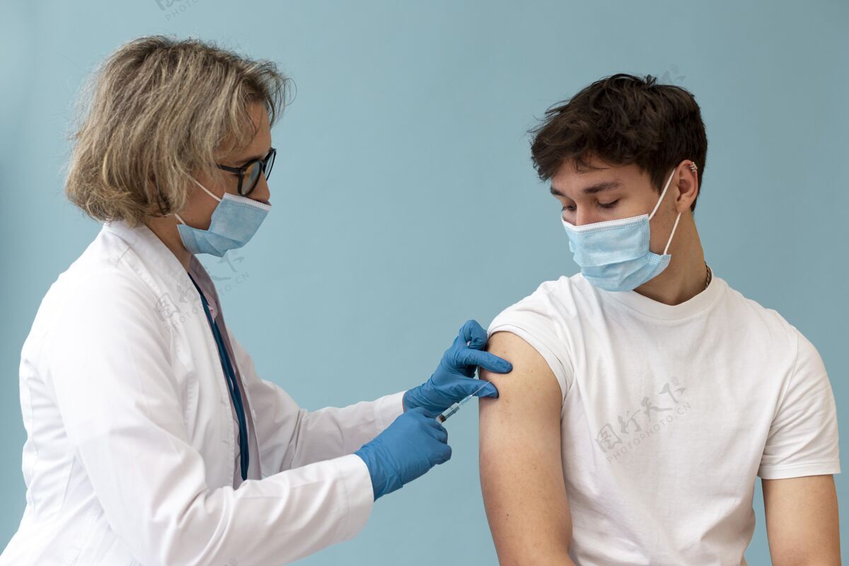 医疗保健中枪年轻人在打疫苗医学护理疫苗