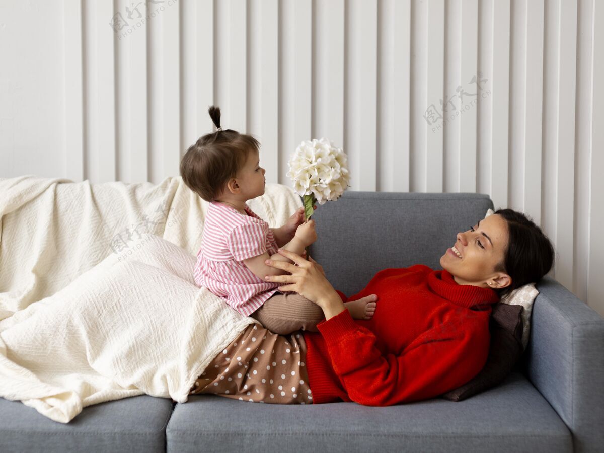 放松年轻的单身母亲和女儿在一起关系父母感情