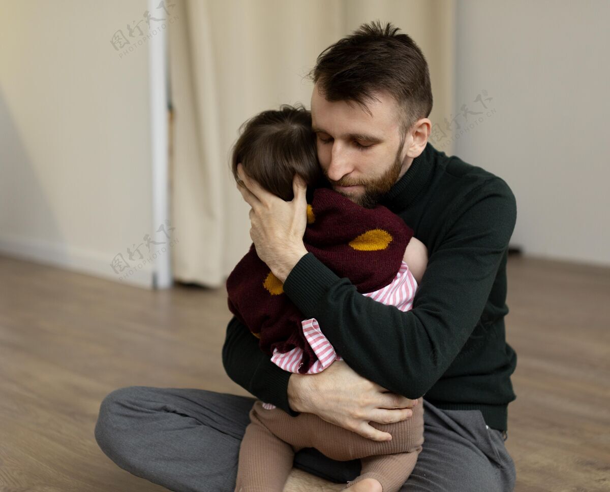 在一起年轻的父亲和他的女儿在一起孩子关系放松