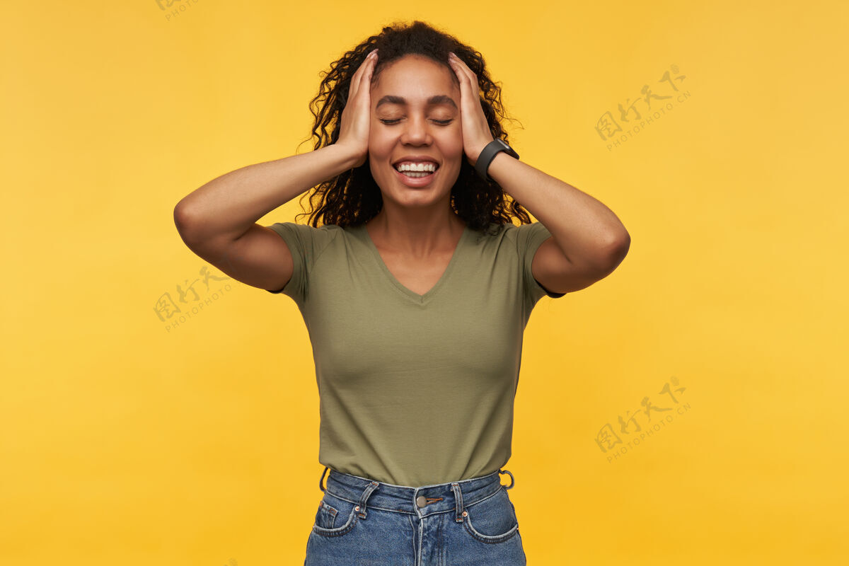 情绪年轻的非洲裔美国女性用双臂闭上嘴 睁大眼睛美式面部时尚