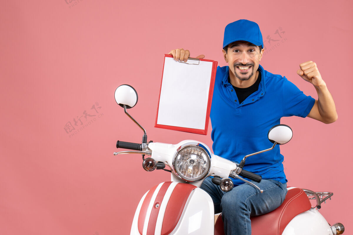文件俯视图的情感信使男子戴着帽子坐在滑板车上显示粉彩桃背景文件坐运动员人物