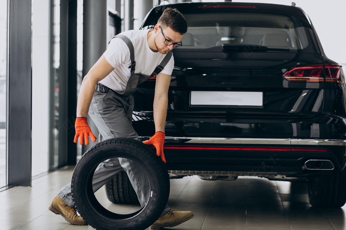 服务汽车修理工在换轮胎机械师专业知识汽车