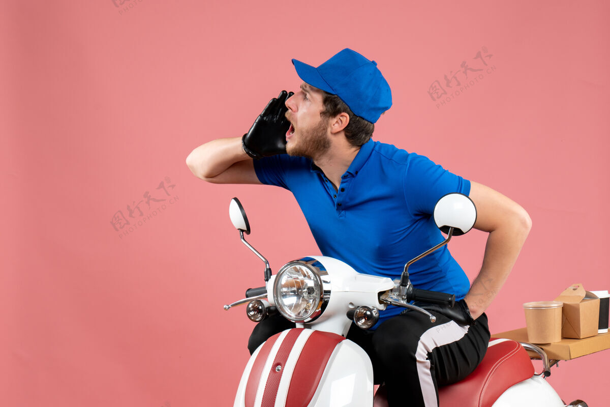 摩托车正面图身着蓝色制服的男快递员叫人骑粉色食品自行车送货工作颜色工作服务快餐粉色男性快递员快餐