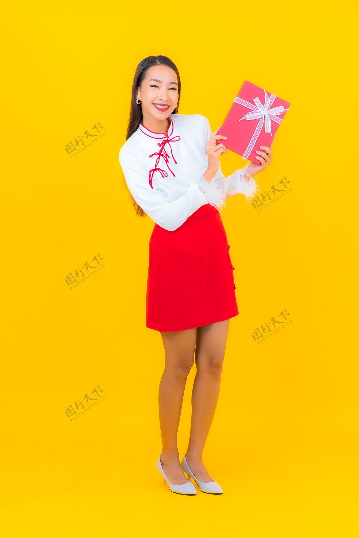 快乐肖像美丽的亚洲年轻女子与红色礼盒黄色韩国美女礼物