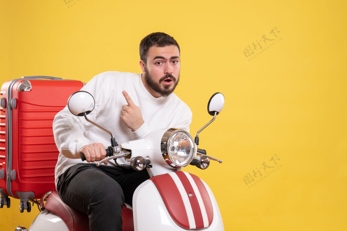 顶部俯视图是一个惊讶的年轻人坐在摩托车上 提着手提箱 指着黄色男子车辆人