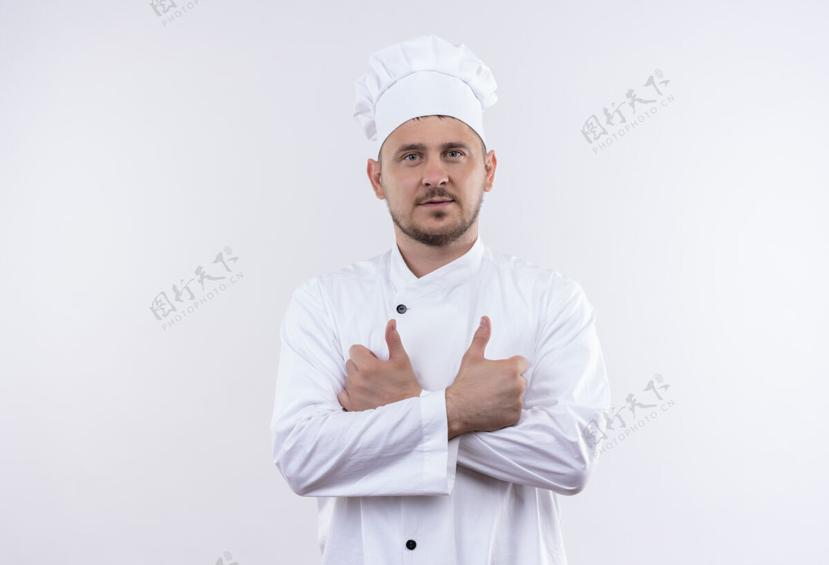 制服自信的年轻帅哥厨师身着厨师制服 站在白色的墙上 闭着大拇指大拇指帅气秀