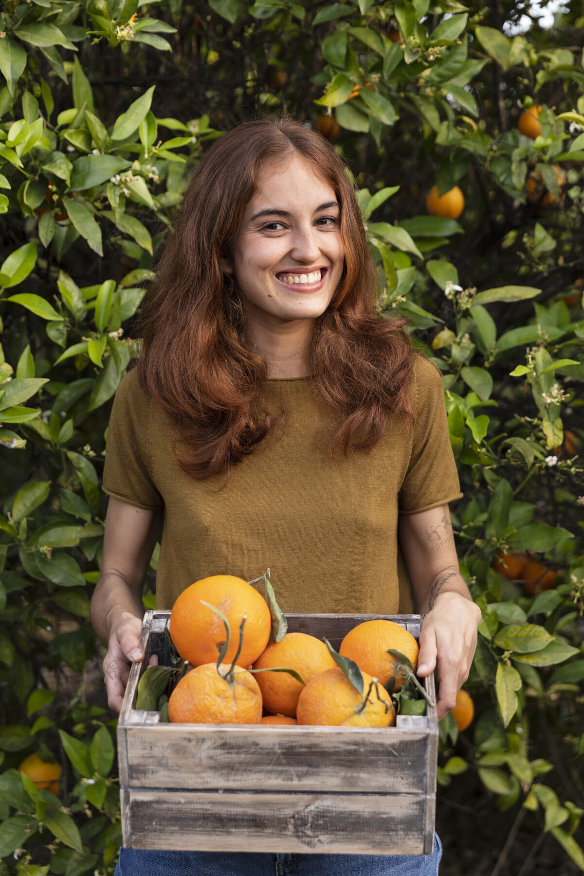 水果一个手里拿着装满桔子的盒子的女人多汁柑橘蔬菜