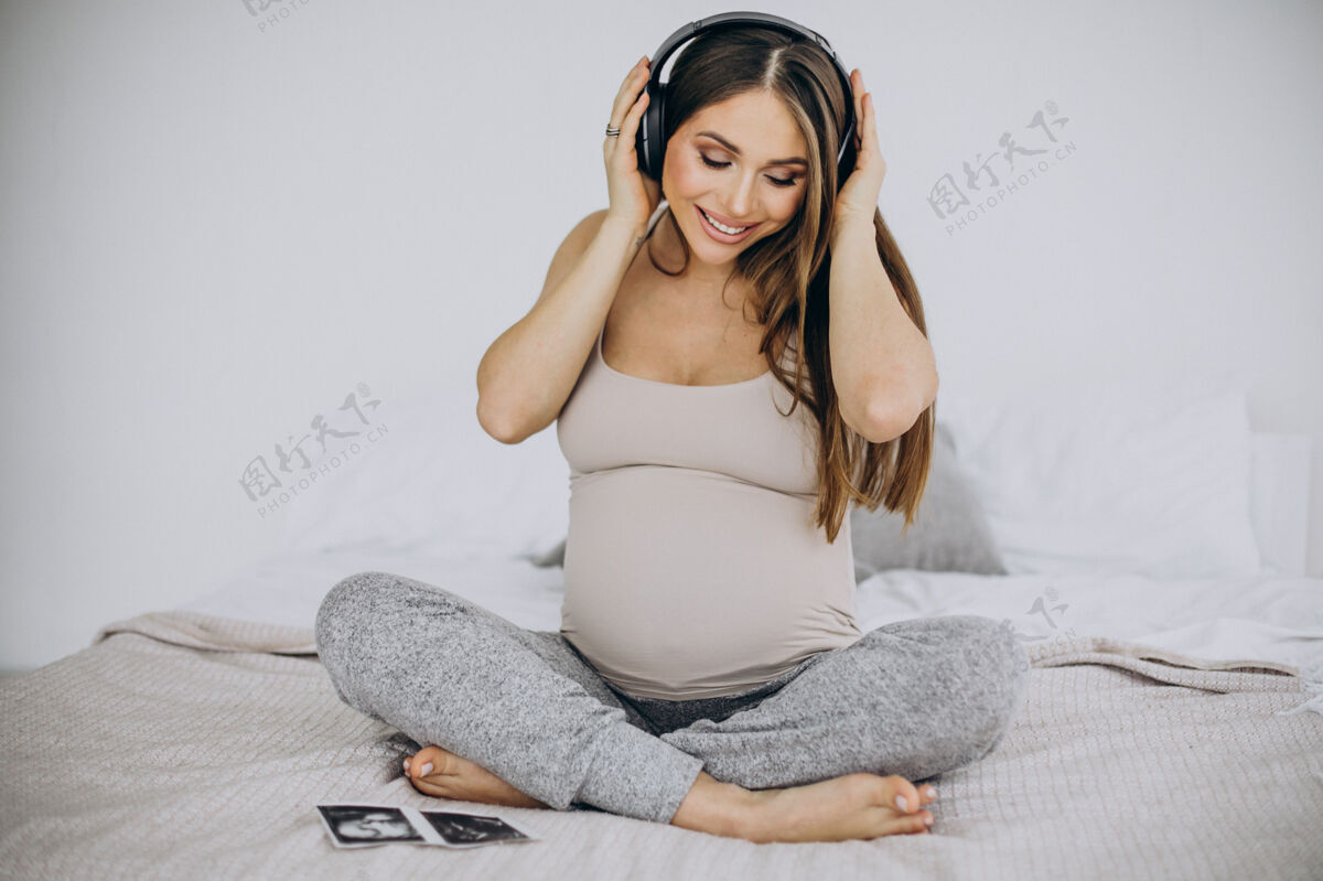 保健孕妇用超声波拍照听音乐为人父母腹部健康