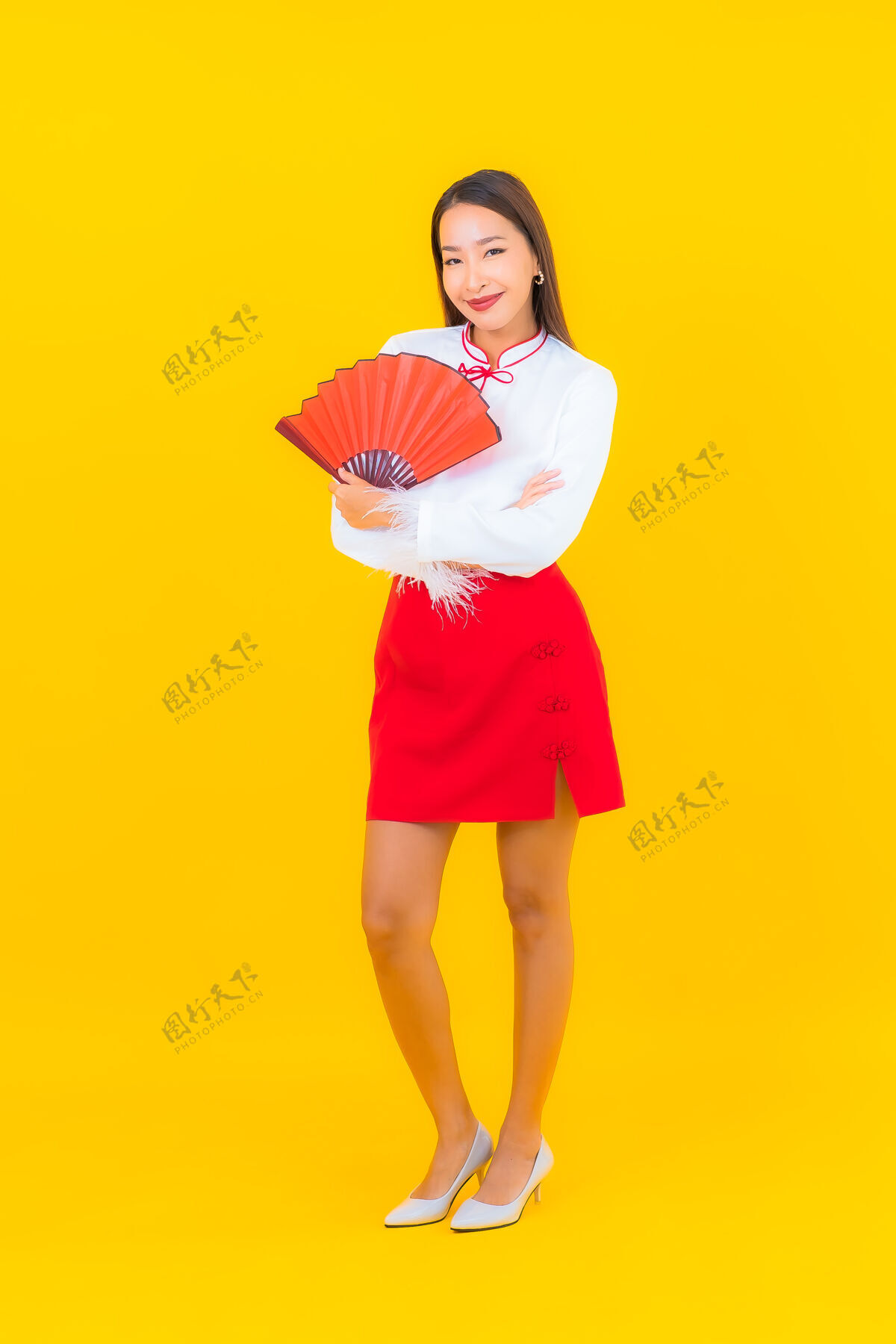 中国肖像美丽的亚洲年轻女子与红包信黄色女性节日中国新年