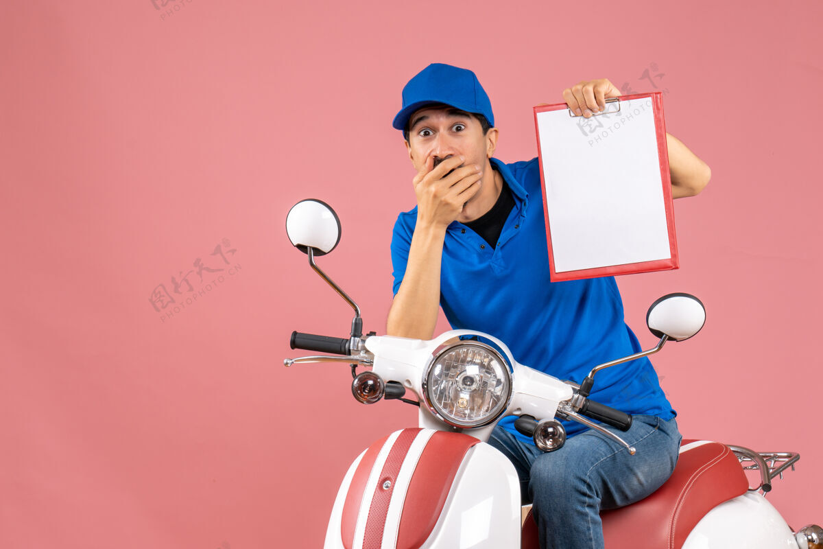 举行俯视图惊讶震惊的快递员男子戴着帽子坐在滑板车上拿着文件的粉彩桃滑板车运动员游戏