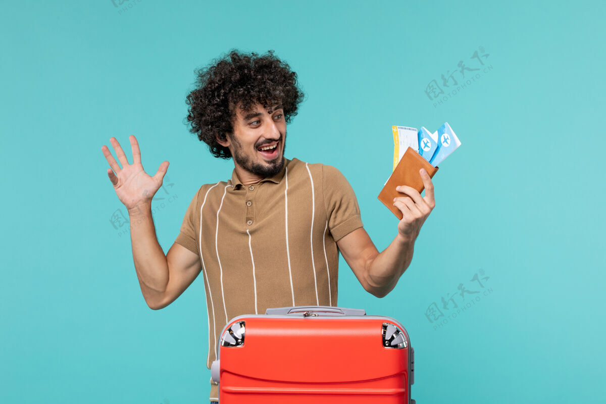 蓝色拿着蓝色火车票的度假男人手提箱假期行李